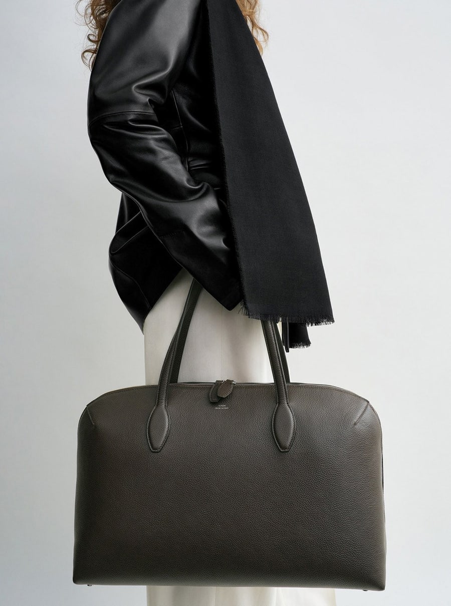 Toteme Borsa a Spalla con Due Manici Superiori e Logo Lettering Impresso sul Fronte in Pelle Martellata Marrone Donna, view 7