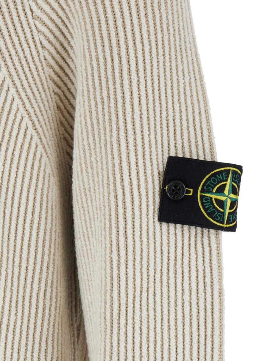 Stone Island Maglione a Collo Alto con Chiusura con Mezza Zip sul Fronte e Lavorazione a Coste in Lana Stretch Bianco Uomo, view 3