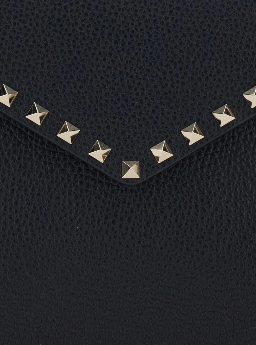 Valentino Garavani Clutch con design a busta e decorazione Rockstud in pelle nera donna, view 5