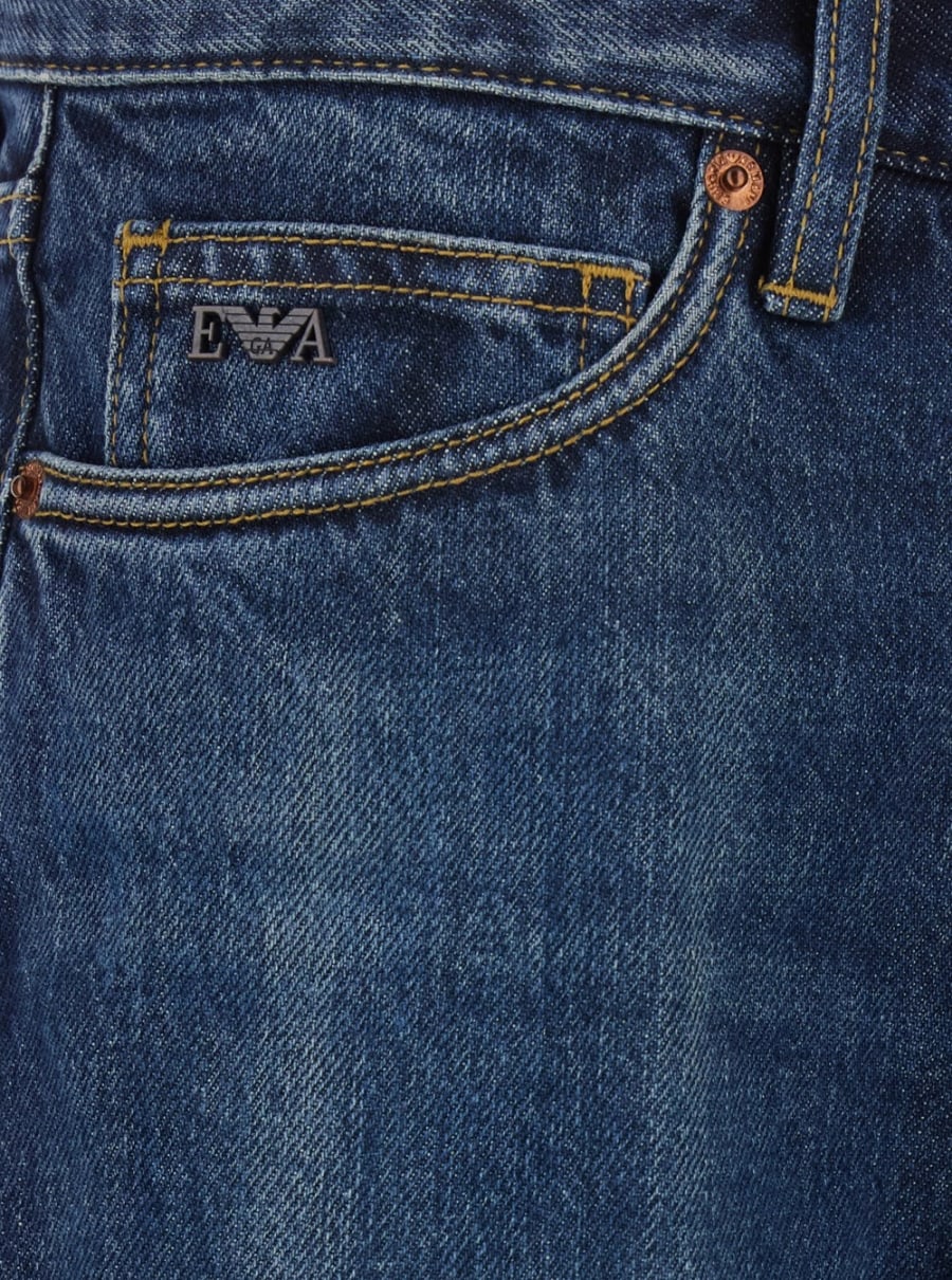 Emporio Armani Jeans con ricamo logo sul fronte e patch logo sul retro in denim blu uomo, view 3
