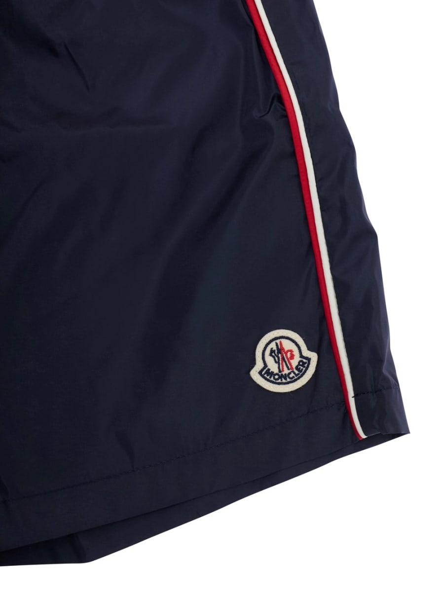Moncler kids Costume da bagno con patch logo sul fronte e dettagli a righe sul lato in tessuto tecnico blu bambino, view 3