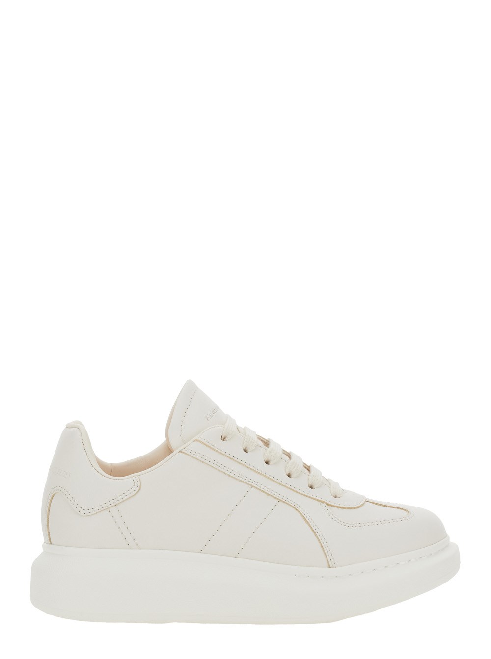 Alexander McQueen Sneaker con Patch Logo sulla Linguetta Logo Impresso sul Tallone in Pelle Bianca Donna