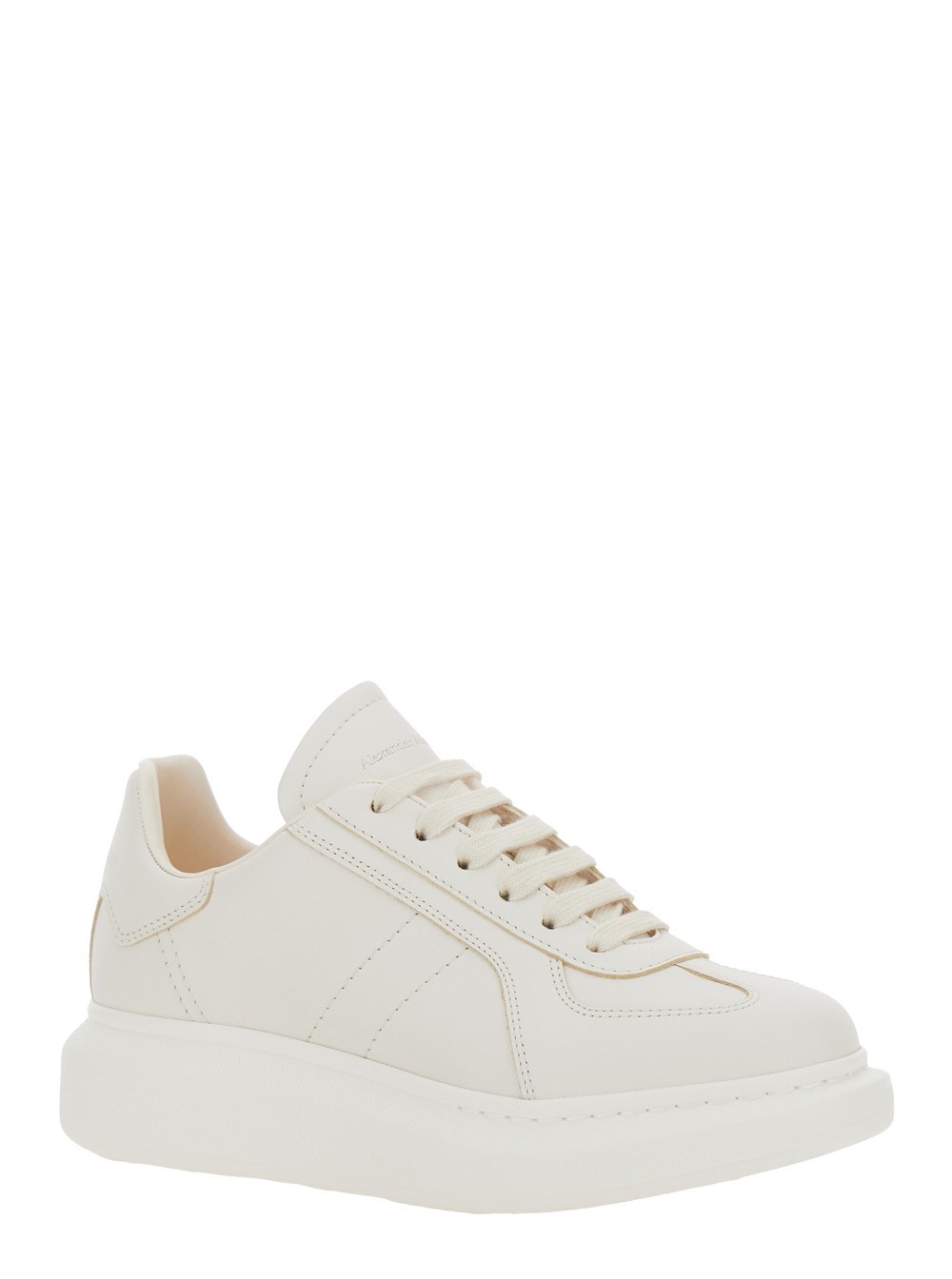 Alexander McQueen Sneaker con Patch Logo sulla Linguetta Logo Impresso sul Tallone in Pelle Bianca Donna, view 2