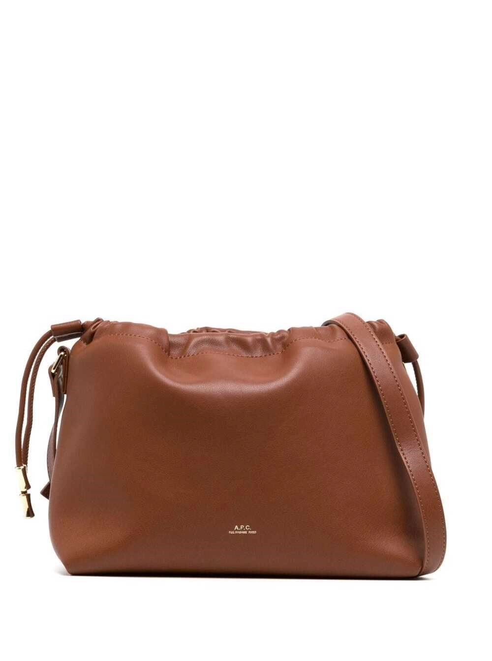A.P.C. Borsa a Tracolla con Logo Lettering sul Fronte e Chiusura a Coulisse in Ecopelle Marrone Donna