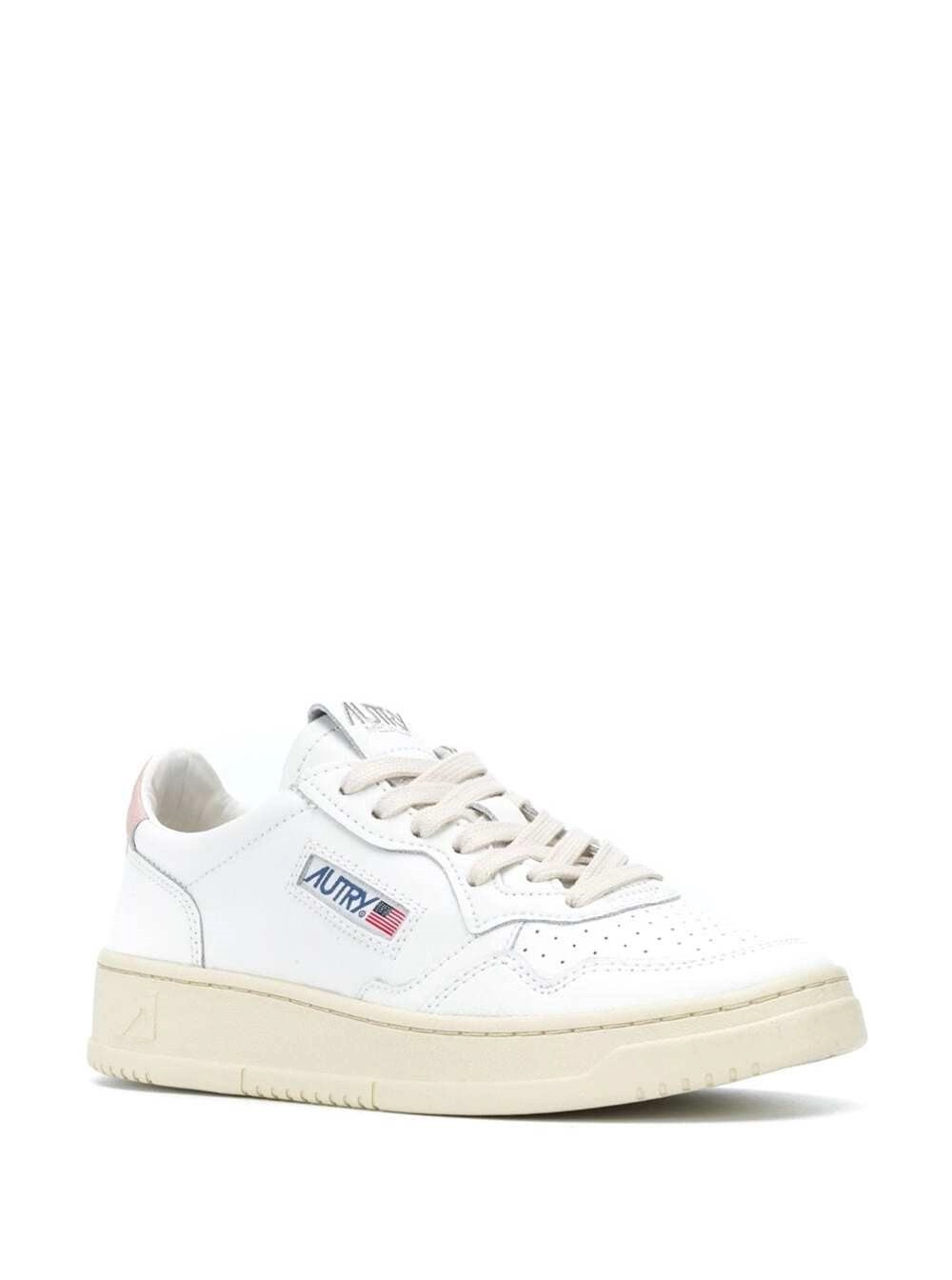 Autry Sneaker Basse 'Medalist' con Talloncino a Contrasto in Pelle Bianca Donna, view 2
