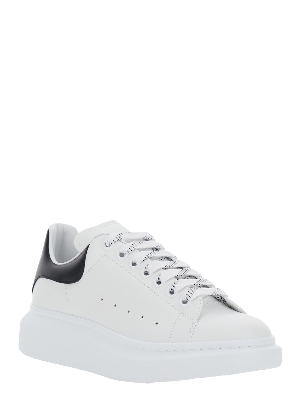 Alexander McQueen Sneaker Low Top con Logo Lettering su Linguetta e Tallone a Contrasto  in Pelle Bianca e Nera Uomo, view 2