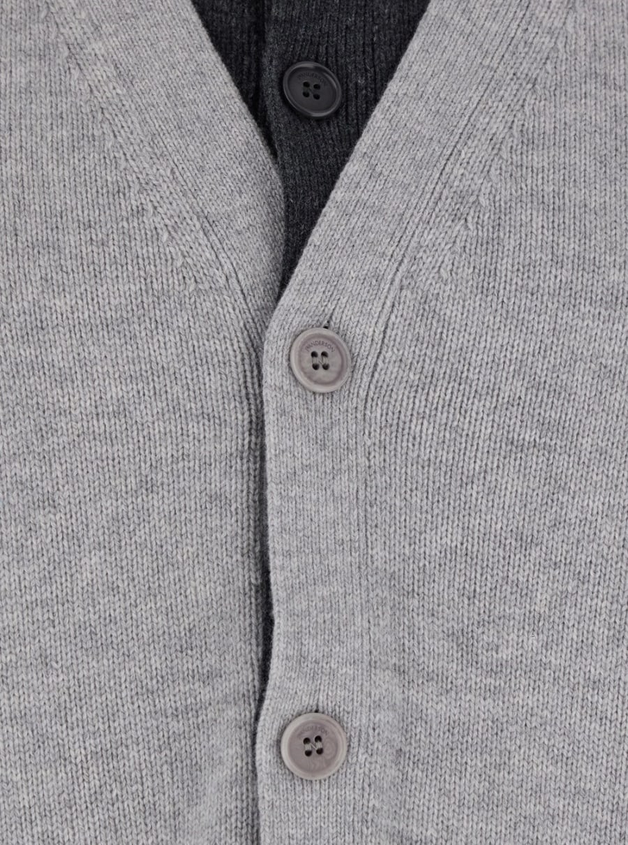 JW Anderson Cardigan con Design a Strati e Scollo a V in Tessuto Grigio Uomo, view 3
