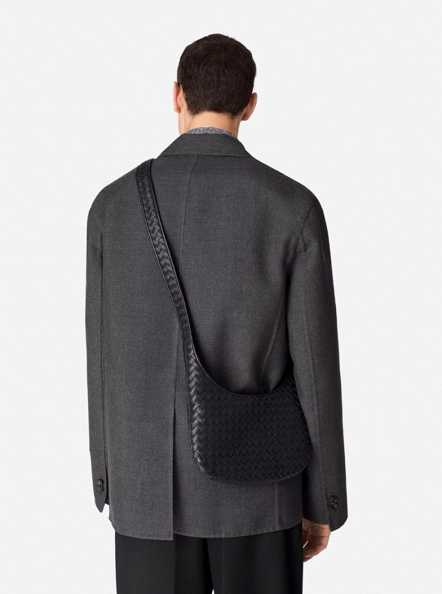 Bottega Veneta Borsa a Spalla 'Veneto' Piccola con Tracolla Fissa e Motivo Intrecciato All-Over in Pelle Nera Uomo, view 6