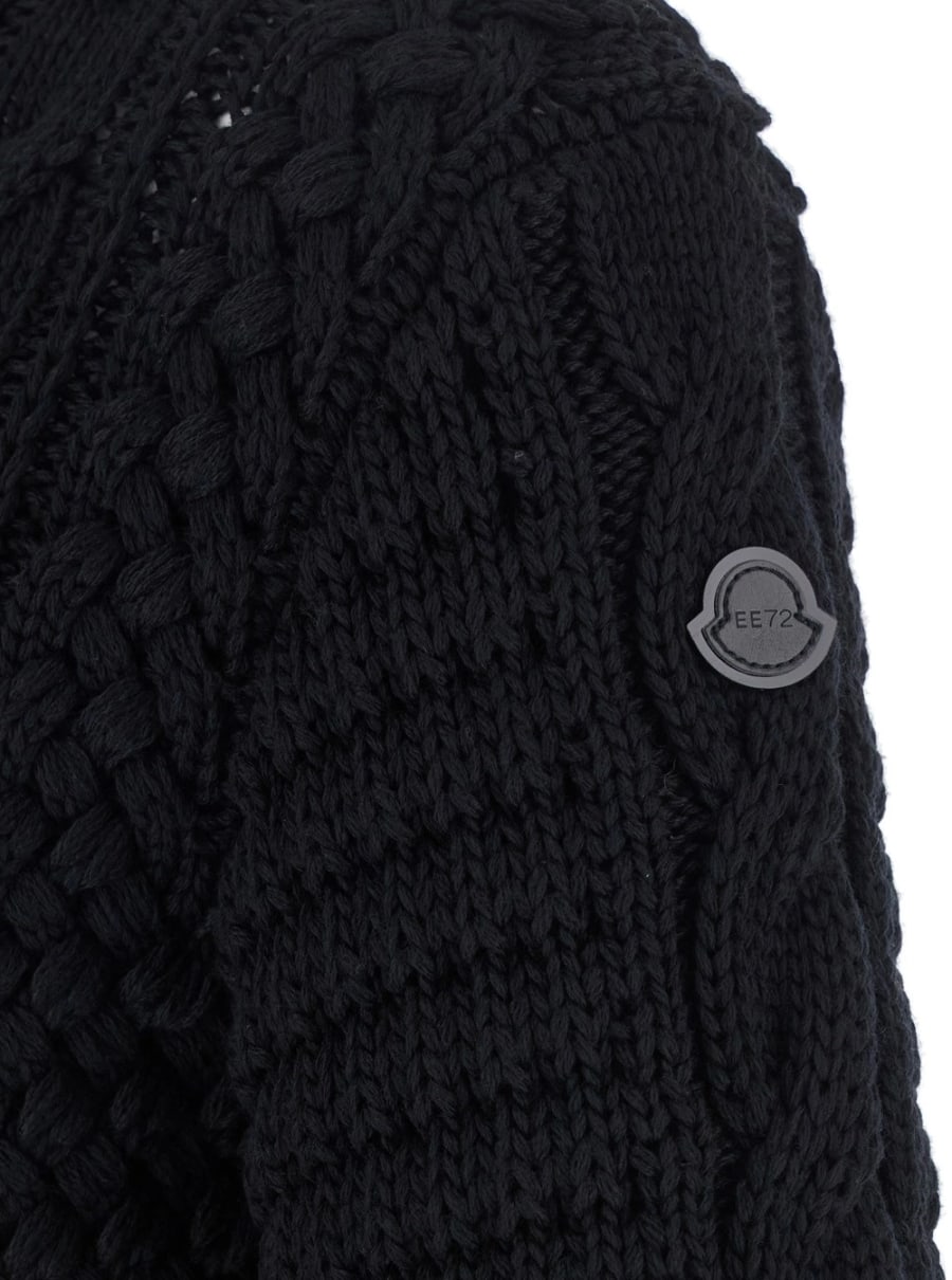 Moncler genius Maglione Dolcevita con Lavorazione a Trecce e Patch Logo sulla Manica in Lana Merino Nero Donna, view 3