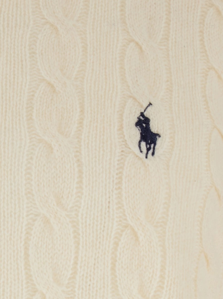 Polo Ralph Lauren Maglione Girocollo con Lavorazione a Treccia e Ricamo Cavallino sul Fronte in Lana e Cashmere Bianco Uomo, view 3