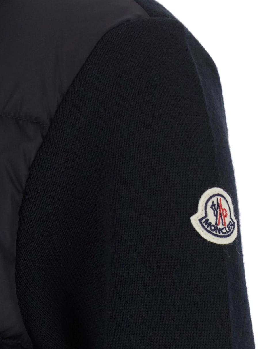 Moncler Cardigan a collo alto con tasche applicate sul fronte e patch logo sulla manica in tessuto tecnico nero donna, view 3