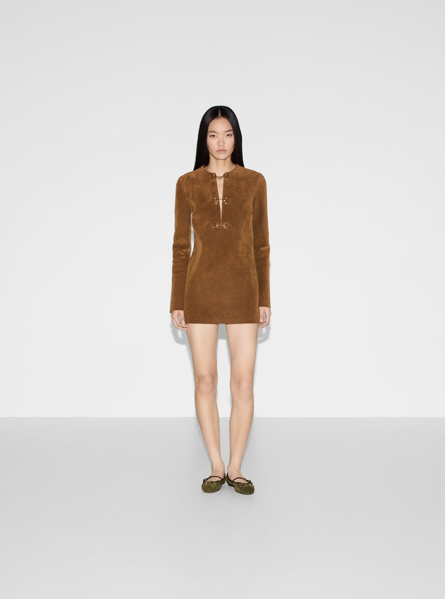 Gucci Abito con Dettagli Morsetti sul Fronte e Motivo GG All-Over in Pelle Scamosciata Marrone Donna, view 4