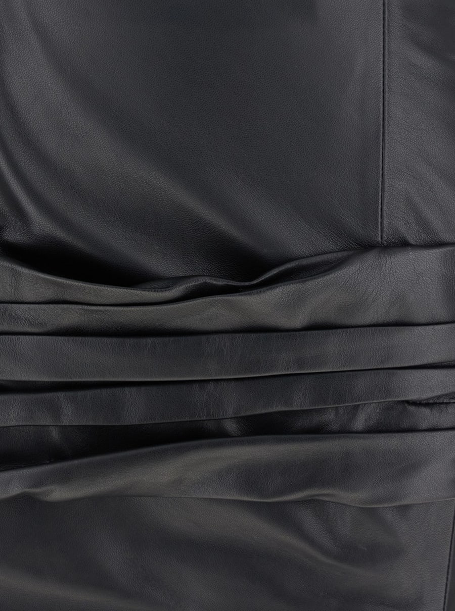 The Attico Abito Midi Smanicato a Spalle Scoperte con Singolo Spacco sul Fronte e Arricciatura in Vita in Pelle Nero Donna, view 3