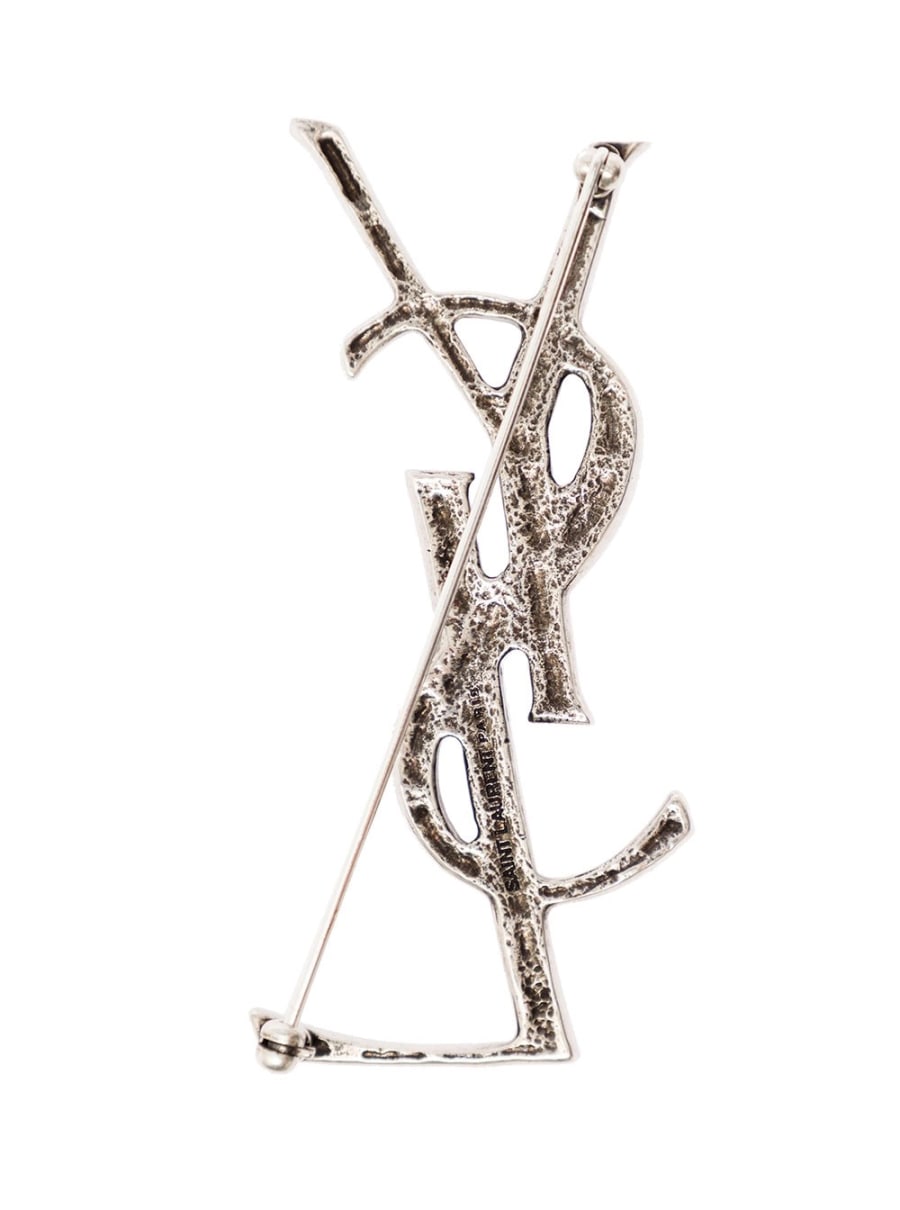 Saint Laurent Spilla con Monogramma a Texture Crocodile in Ottone Color Argento Donna, view 2