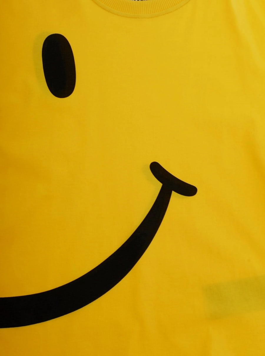Moschino kids T-Shirt 'Smile' Gialla con Maxi Stampa sul Fronte e Retro e Logo Lettering sulla Manica in Cotone Bambina, view 3
