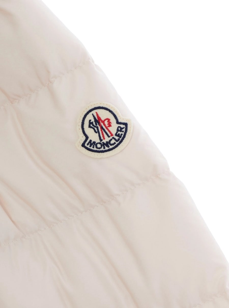 Moncler kids Piumino 'Avoce' con cappuccio e patch logo sulla manica in tessuto tecnico rosa bambina, view 3
