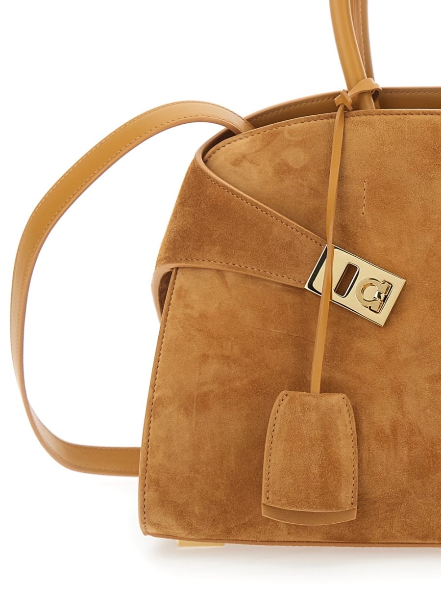 Ferragamo Borsa a Mano 'Hug Piccola' con Logo e Fibbie Gancini sul Fronte in Pelle Scamosciata Beige Donna, view 5