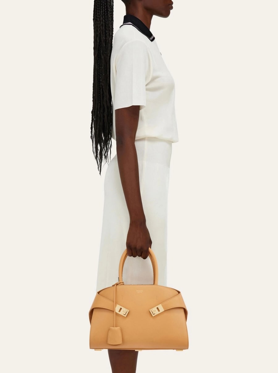 Ferragamo Borsa a Mano 'Hug Piccola' con Logo e Fibbie Gancini sul Fronte in Pelle Scamosciata Beige Donna, view 6