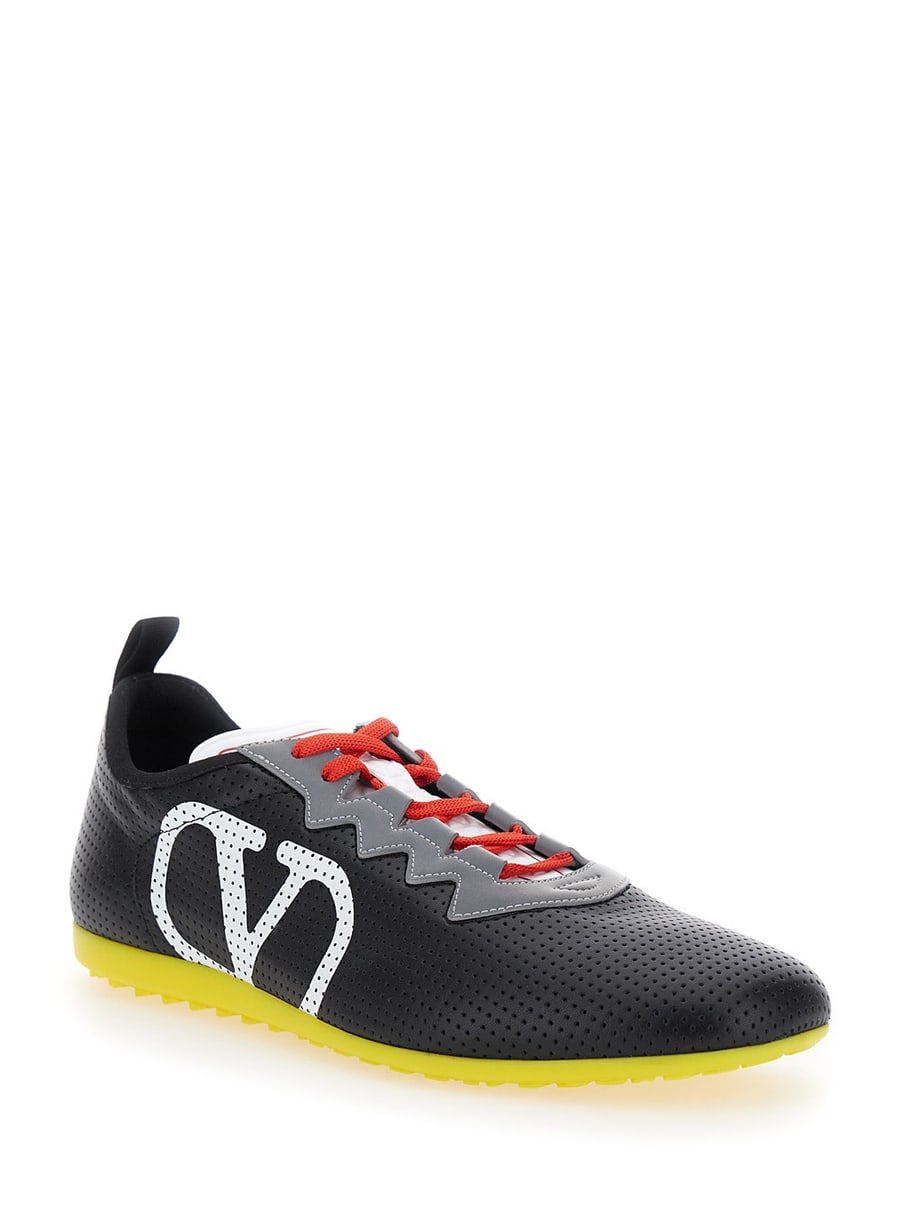 Valentino Garavani Sneaker Low Top con Punta Asimmetrica e Dettaglio VLogo sul Lato in Tessuto Tecnico NeraUomo, view 2