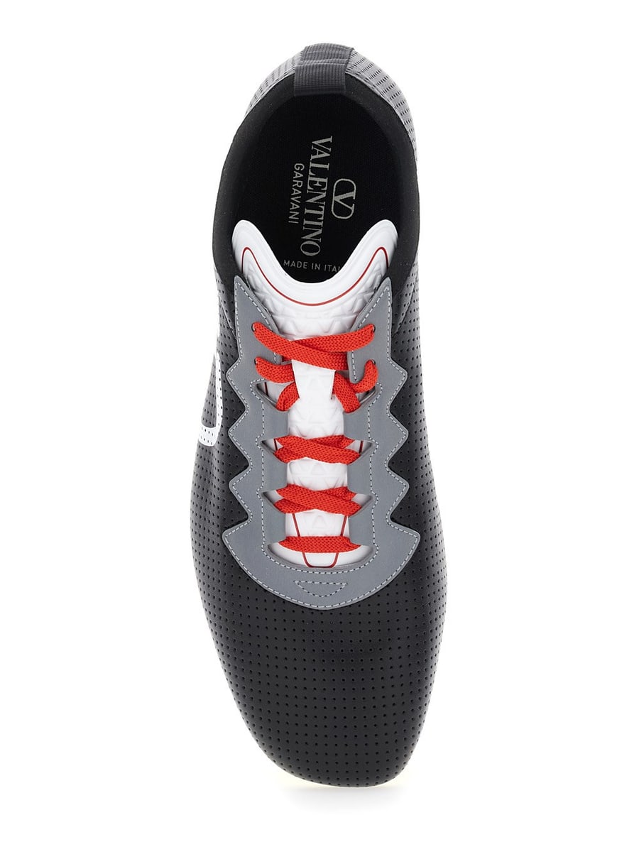 Valentino Garavani Sneaker Low Top con Punta Asimmetrica e Dettaglio VLogo sul Lato in Tessuto Tecnico NeraUomo, view 4