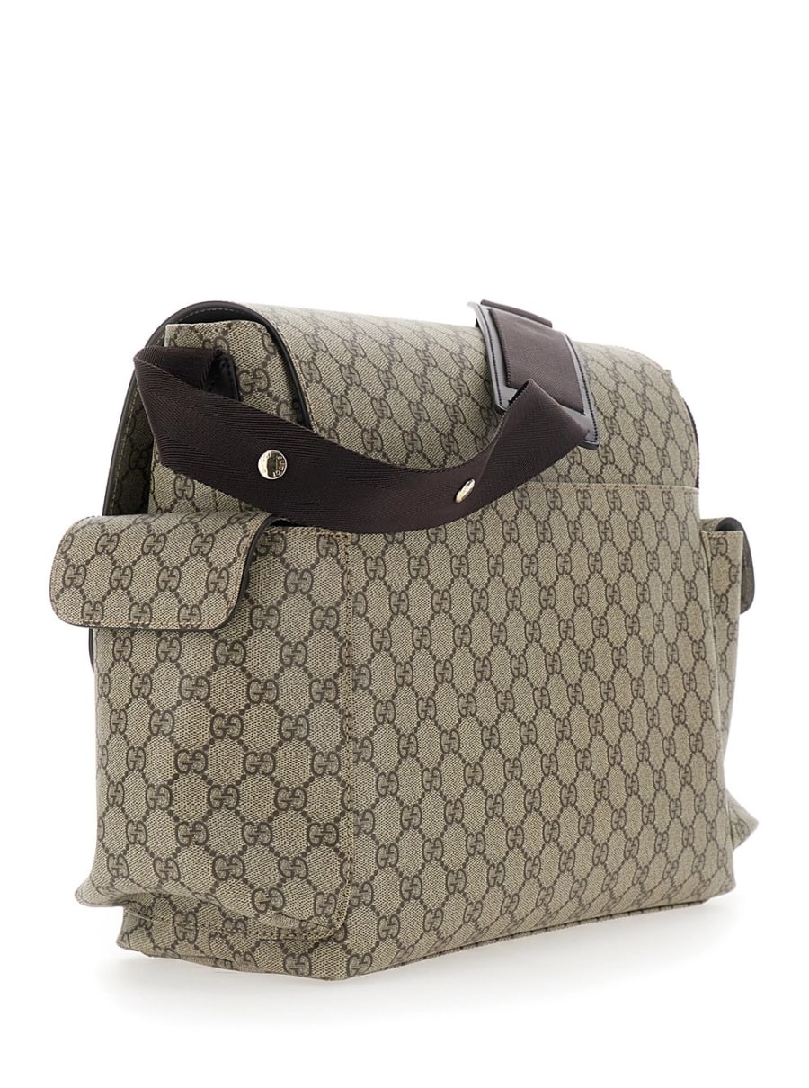 Gucci kids Borsa a tracolla fasciatoio con tracolla regolabile e chiusura con patta sul fronte in tela GG Supreme beige baby, view 3
