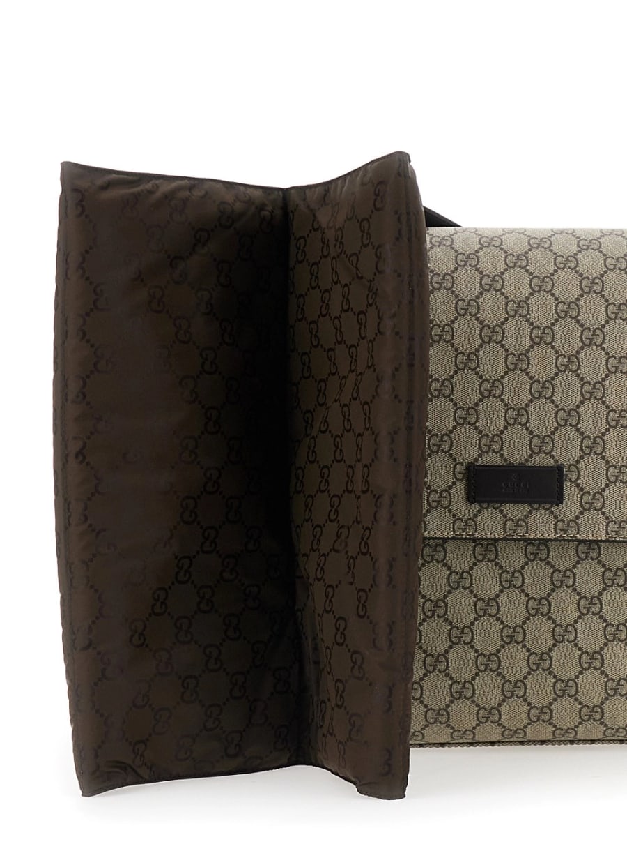 Gucci kids Borsa a tracolla fasciatoio con tracolla regolabile e chiusura con patta sul fronte in tela GG Supreme beige baby, view 5
