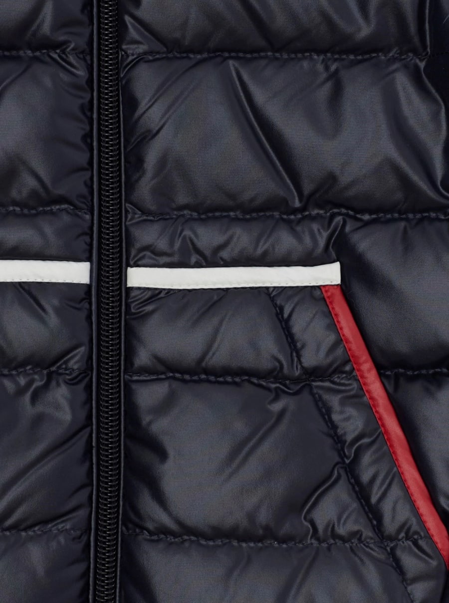Moncler kids Cardigan con patch logo sulla manica in tessuto tecnico e cotone blu baby, view 3