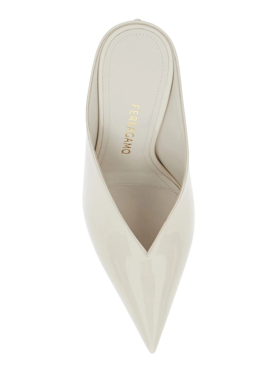 Ferragamo Sandali Mules con scollo a V e Tacco scultoreo in Pelle Bianca Donna, view 4