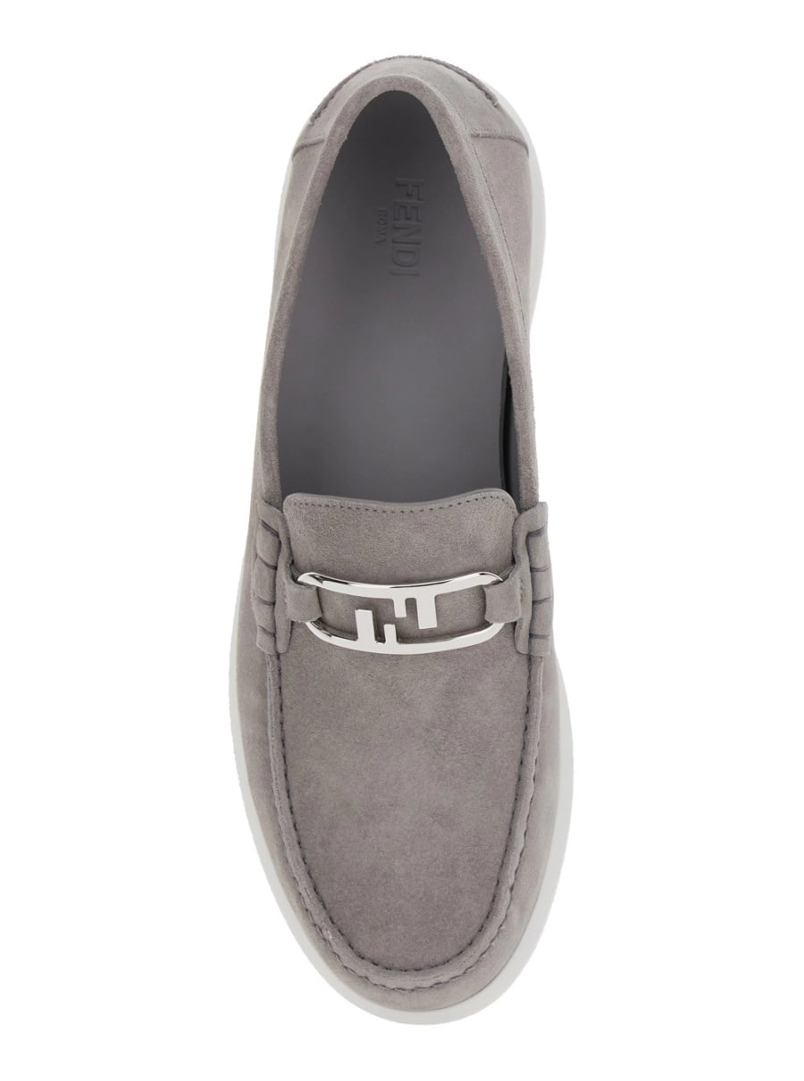 Fendi Mocassini con Fibbia Metallica FF e Suola a Contrasto in Suede Grigi Uomo, view 4
