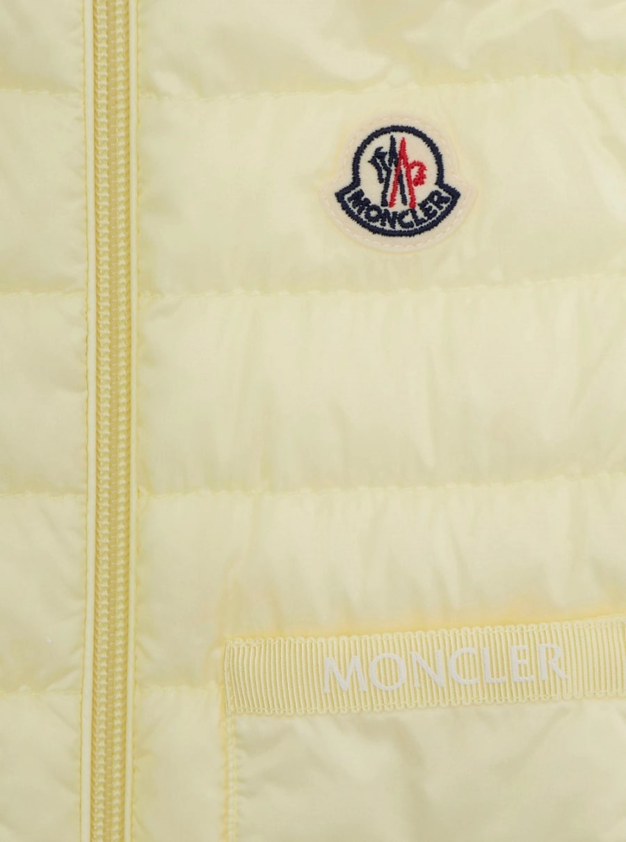 Moncler kids Piumino 'Lia' Smanicato con Patch Logo sul Fronte in Tessuto Tecnico Giallo Baby, view 3