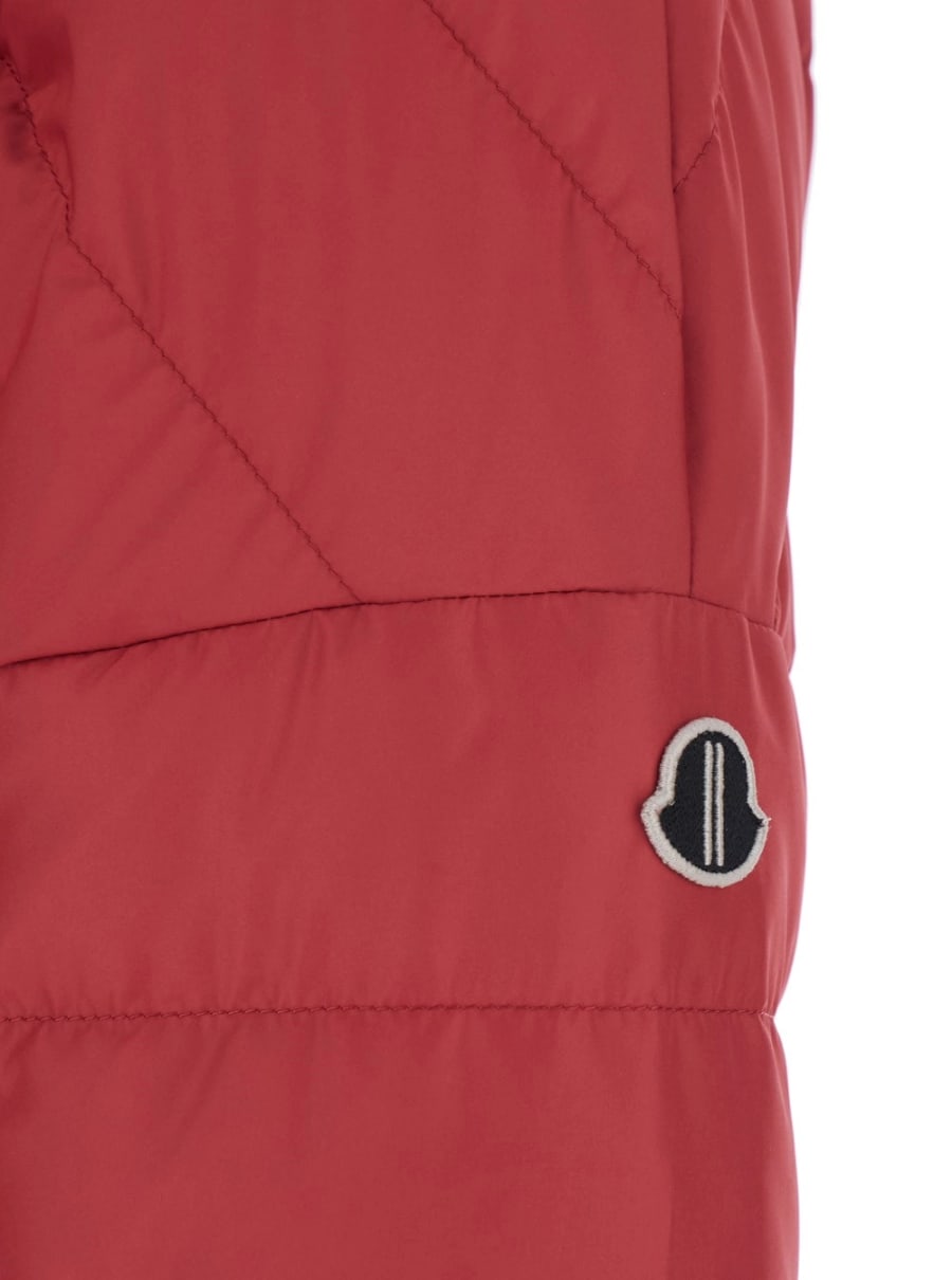 Rick owens x moncler Giubbotto Crop 'Rick Owens X Moncler' con Placca Logo su Tiralampo e Patch Logo sulla Manica in Tessuto Tecnico Rosso Unisex, view 3