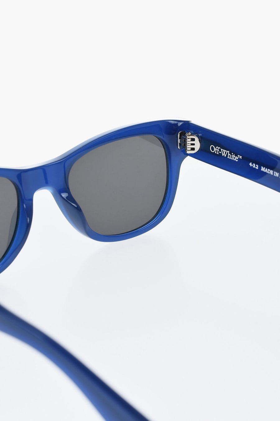 Off-White 2405~Sunglasses MOAB with Wayfarer Design, view 3