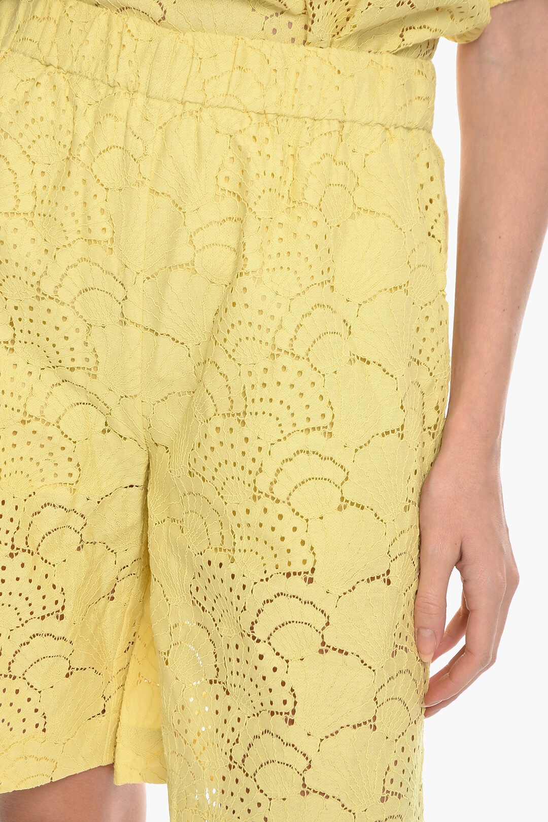 Samsoe Samsoe 3000~Solid-Color Shorts KAREN with Perforated Pattern