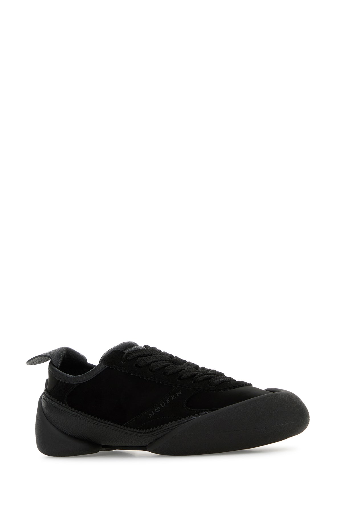 Alexander McQueen Sneakers nere in tela e pelle scamosciata, view 2