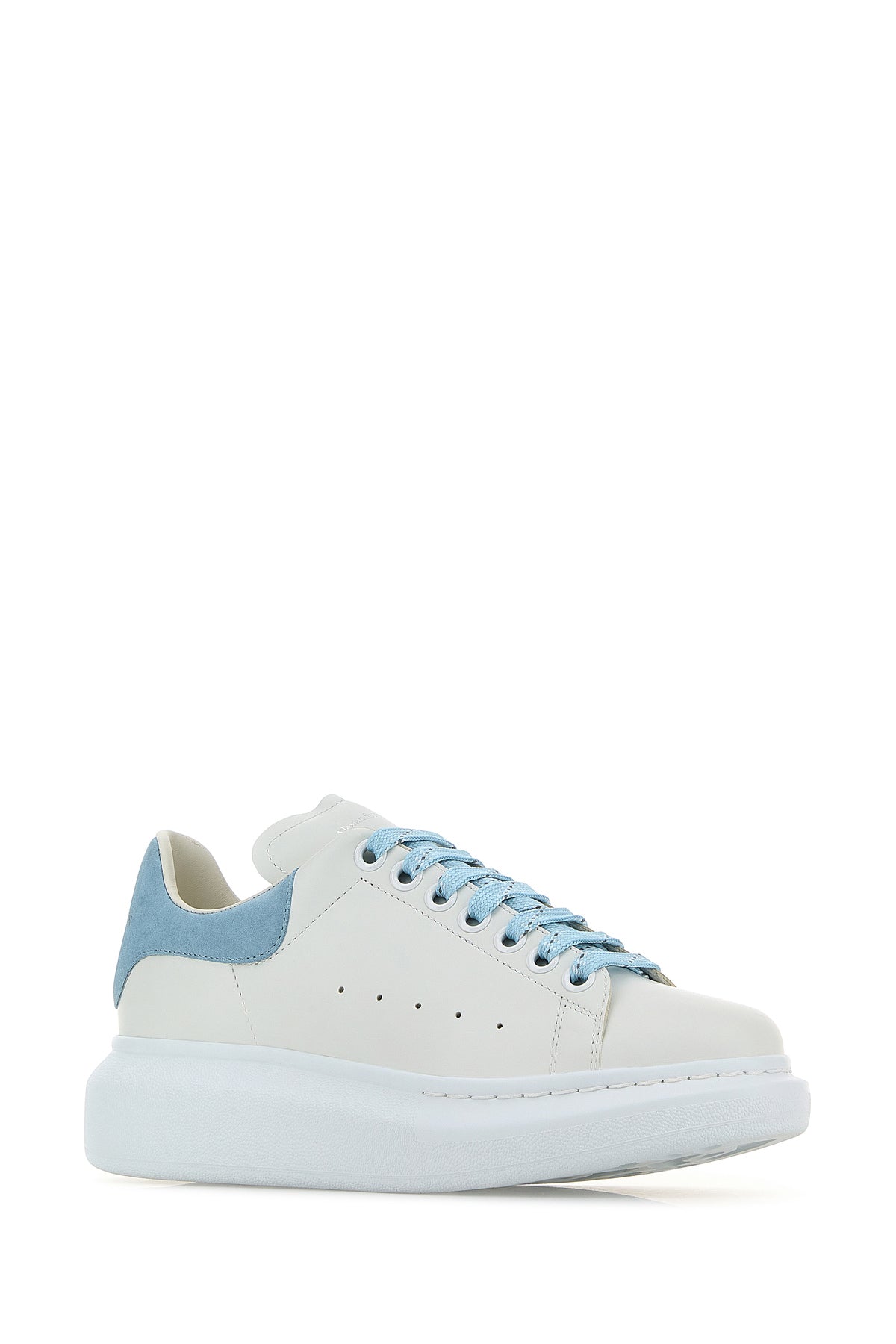 Alexander McQueen Sneakers in pelle bianca con tallone in pelle scamosciata azzurro pastello, view 2