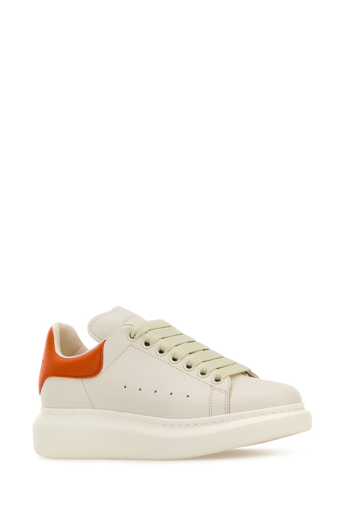 Alexander McQueen Sneakers in pelle bianca con tallone in pelle arancione, view 2