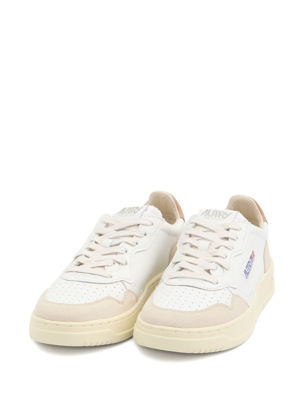 Autry Sneakers 'Medalist' in pelle bianca e color caramello, view 2