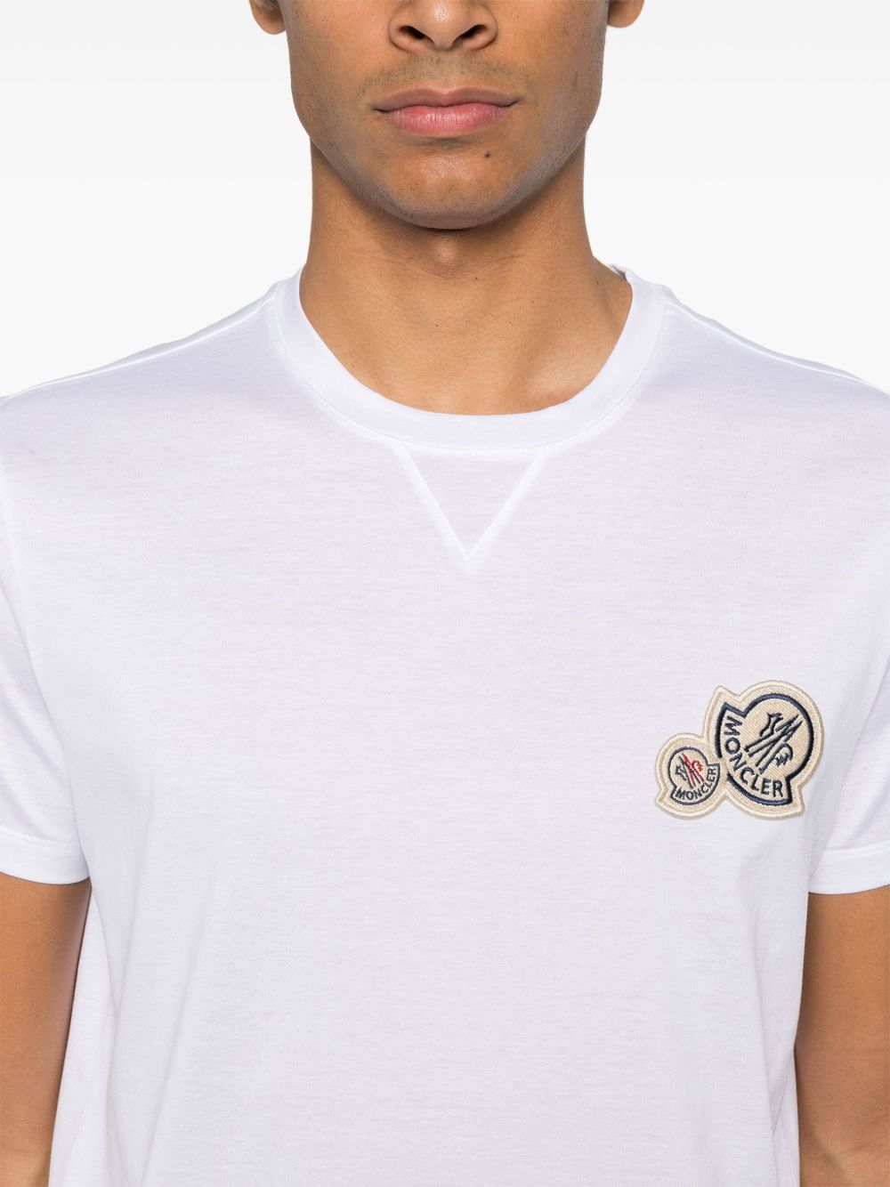 Moncler T-shirt bianca in cotone con logo ricamato, view 2