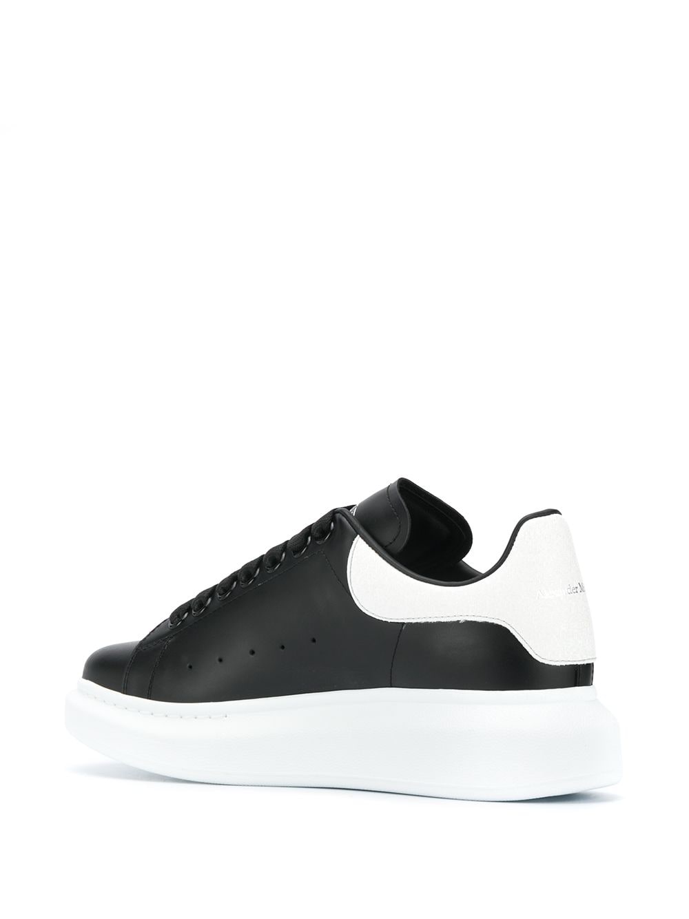 Alexander McQueen Sneakers 'Oversize' in pelle nero e bianco, view 2