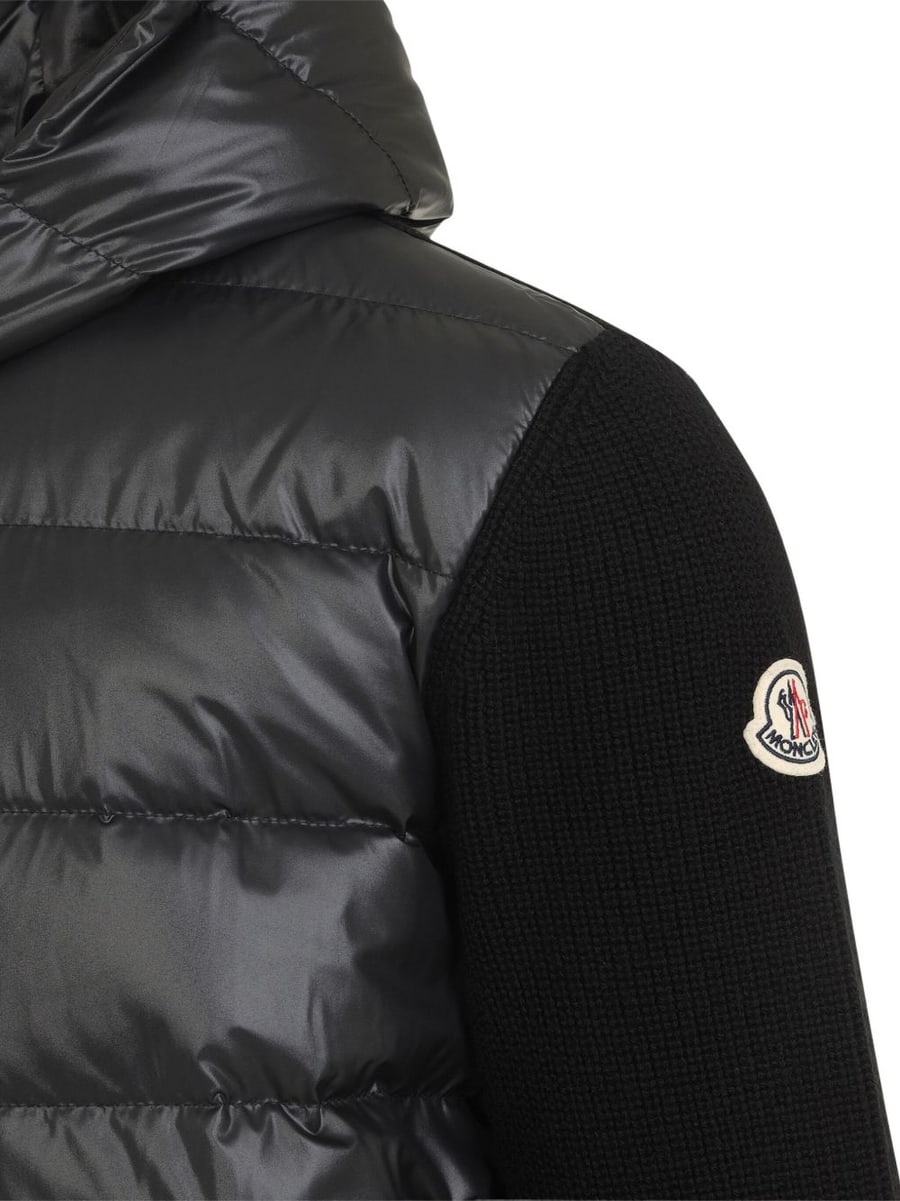 Moncler Giacca bomber nera imbottita con cappuccio e tasche laterali, view 2