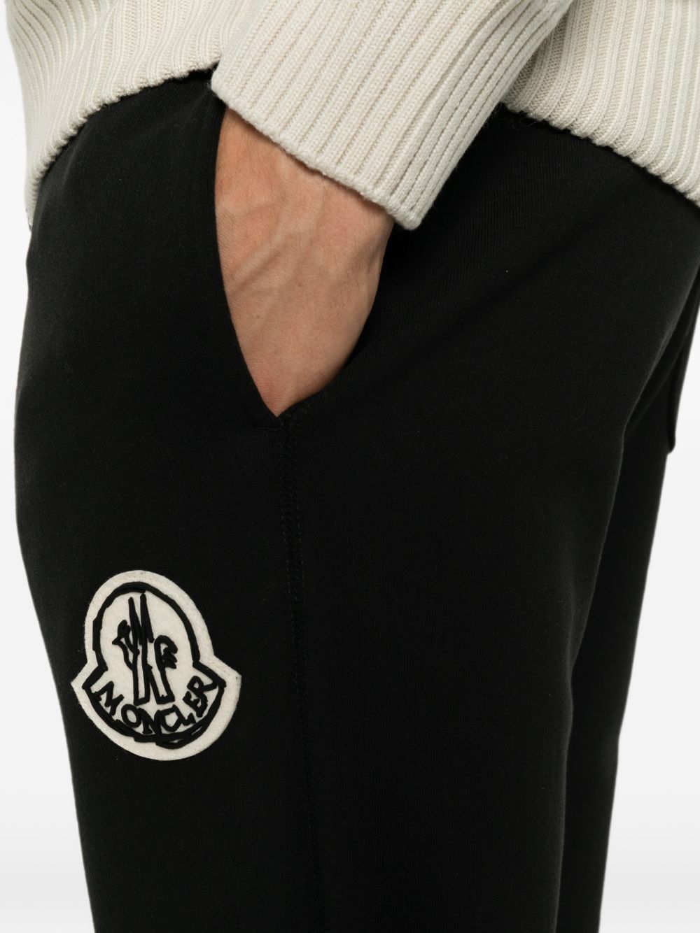 Moncler Pantaloni sportivi neri in cotone con patch logo, view 2