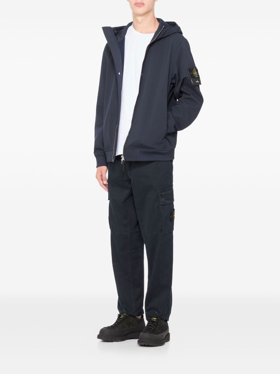 Stone Island Pantaloni cargo blu con patch logo, view 3