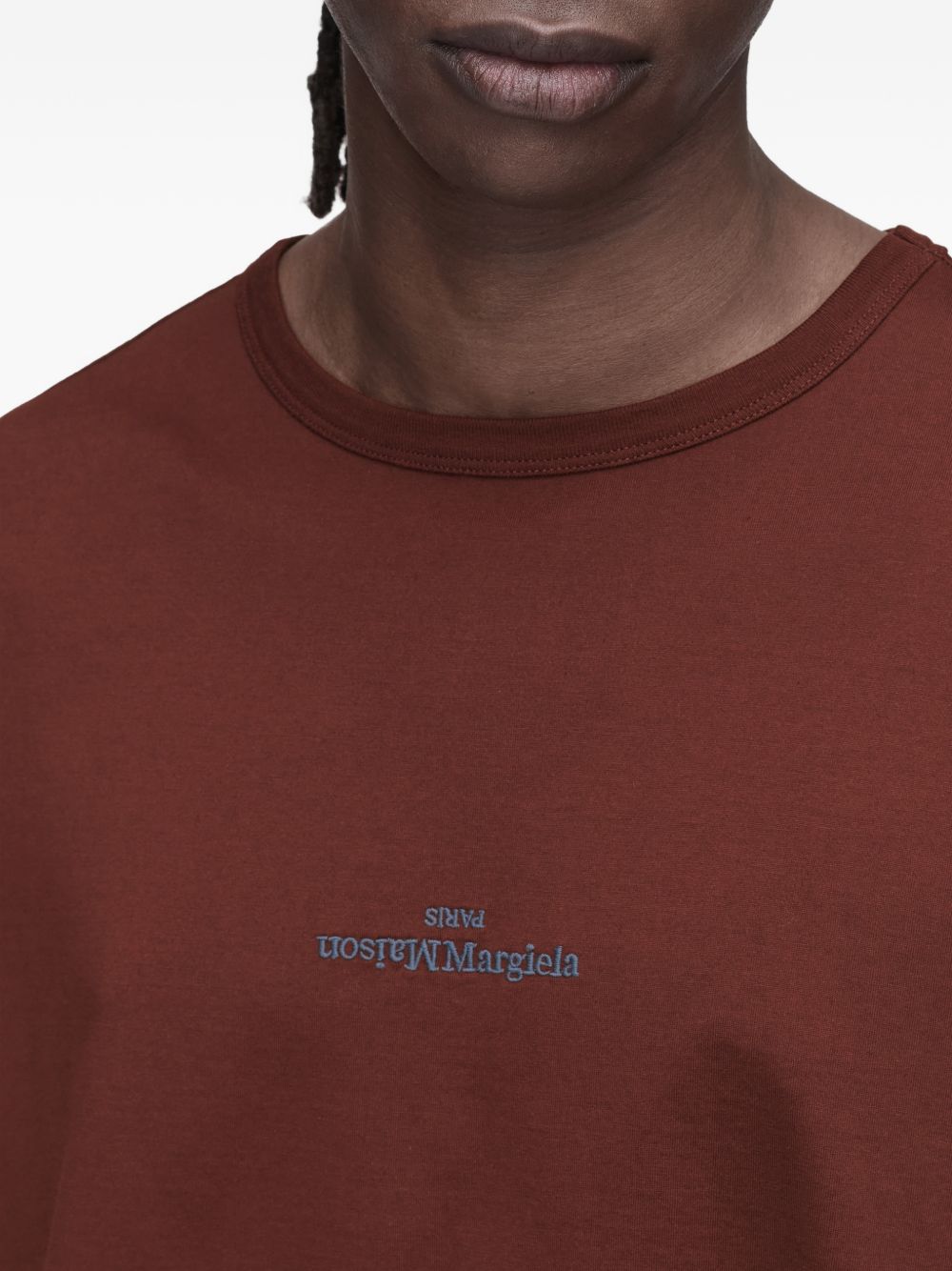 Maison Margiela T-shirt oversize con logo ricamato in cotone bordeaux, view 2