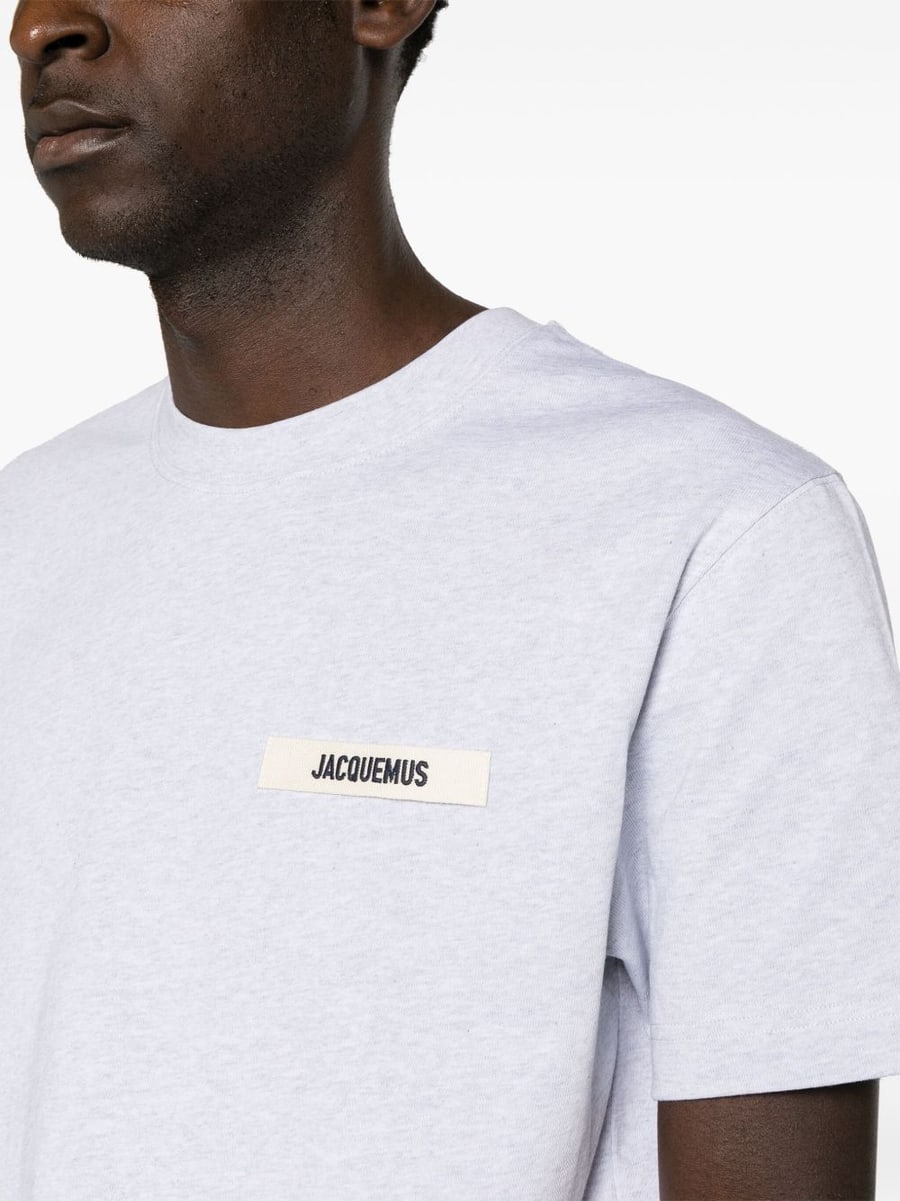Jacquemus T-shirt grigia in cotone con patch logo sul petto, view 2