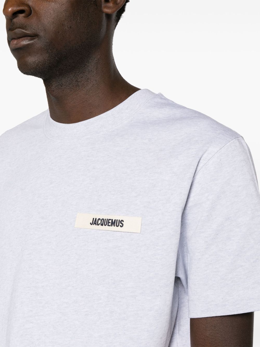 Jacquemus T-shirt grigia in cotone con patch logo sul petto, view 2