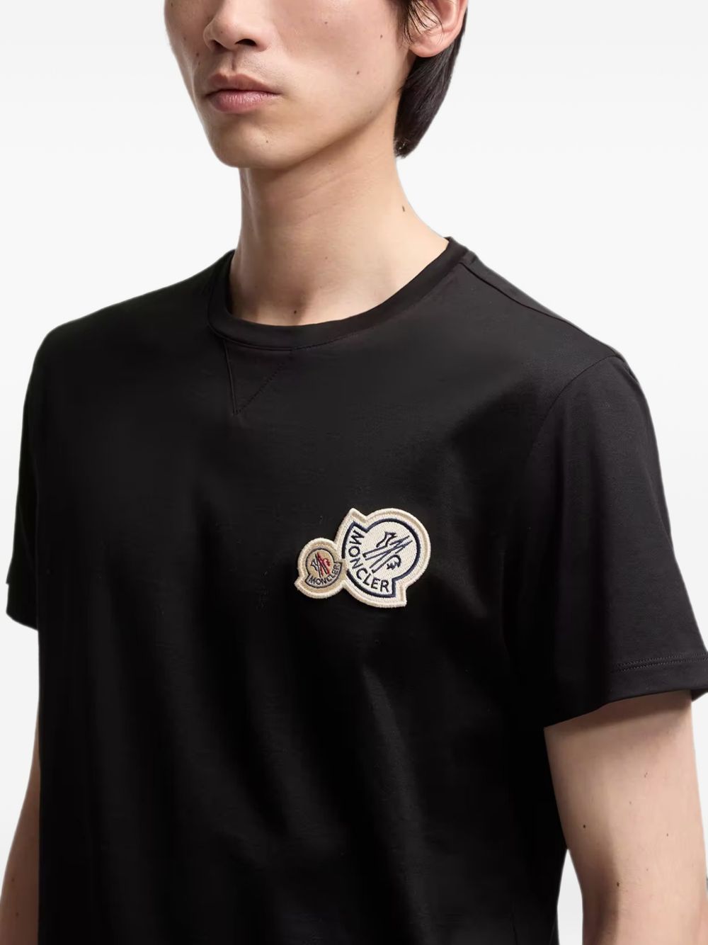 Moncler T-shirt nera in cotone con logo ricamato, view 2