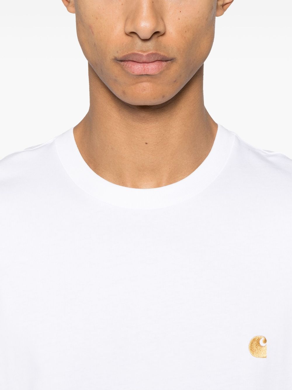 Carhartt WIP T-Shirt 'Chase' girocollo in cotone bianco con logo, view 2