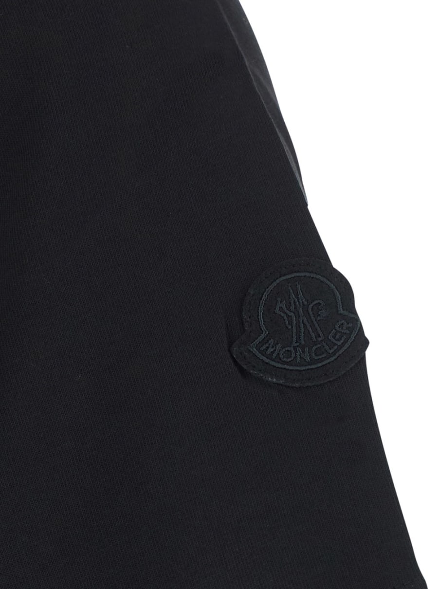 Moncler T-shirt con logo sul fronte e patch logo sulla manica in cotone nera per uomo, view 3