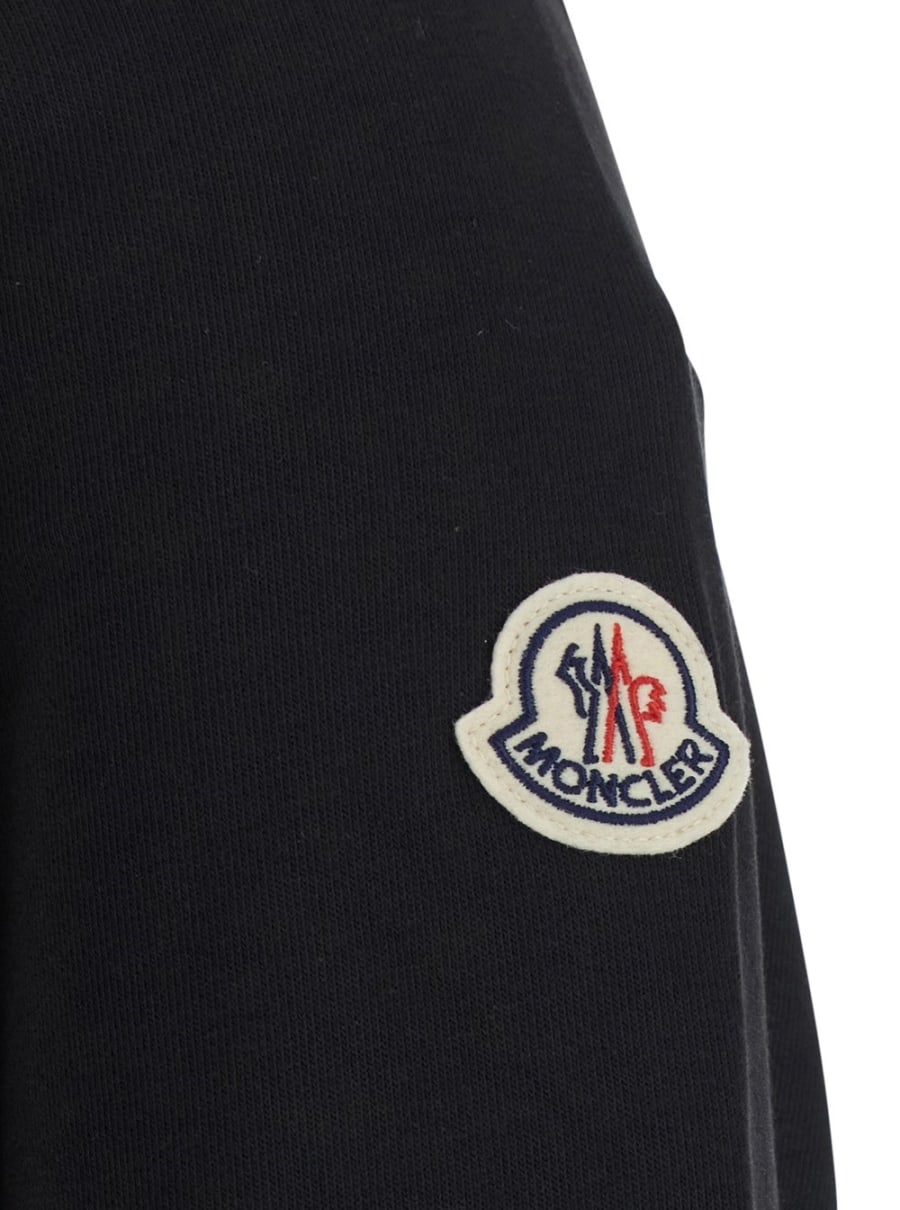 Moncler Maglia girocollo con logo lettering sul fronte e patch logo sulla manica in misto cotone Nera Uomo, view 3