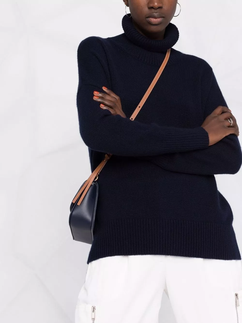 Lisa yang Maglione in cashmere a collo alto Heidi, view 2